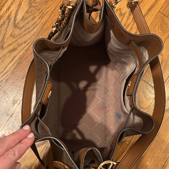 Michael Kors Dark Brown Shoulder Bag with Gold Chain - Picture 4 of 9